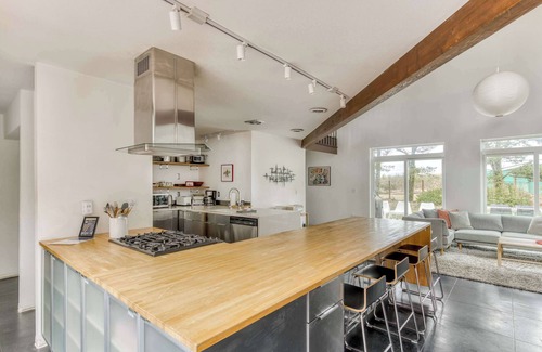 Surf Pines House | Blue Heron | Modern Coastal Retreat + Hot Tub