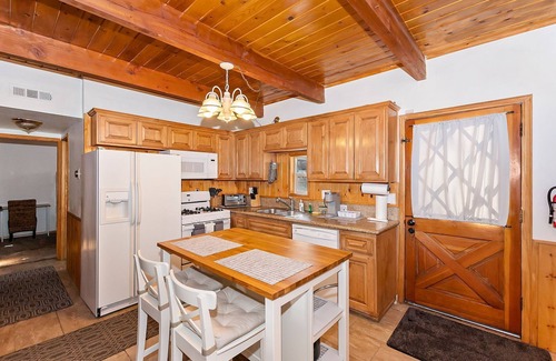 Fox Farm Cabin | Blue Jay Chalet by Destination Big Bear: Fox Farm! Hot Tub! Vintage Arcade Game! Pet Friendly!