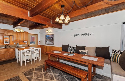 Fox Farm Cabin | Blue Jay Chalet by Destination Big Bear: Fox Farm! Hot Tub! Vintage Arcade Game! Pet Friendly!