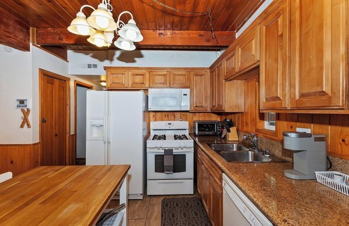 Fox Farm Cabin | Blue Jay Chalet by Destination Big Bear: Fox Farm! Hot Tub! Vintage Arcade Game! Pet Friendly!