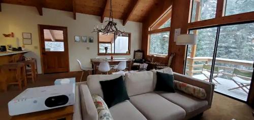 Ponderosa House | Blue Jay's Nest Sequoia Cabin in Ponderosa, CA