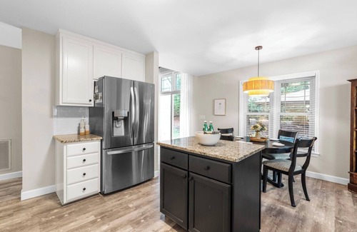 North Raleigh House | Blue Jay’s Retreat: King Bed & Fenced Yard