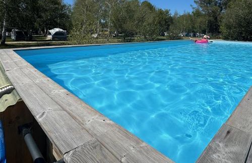 Naujac-Sur-Mer Bed & Breakfast | Blue : La Roulotte du Médoc