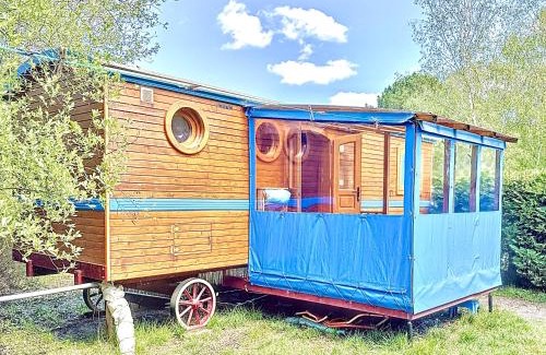 Naujac-Sur-Mer Bed & Breakfast | Blue : La Roulotte du Médoc
