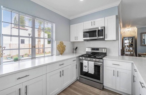 Old Northwood House | Blue Lagoon - Heated Pool, Mins to WPB + DT