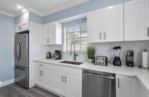 Old Northwood House | Blue Lagoon - Heated Pool, Mins to WPB + DT