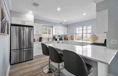 Old Northwood House | Blue Lagoon - Heated Pool, Mins to WPB + DT