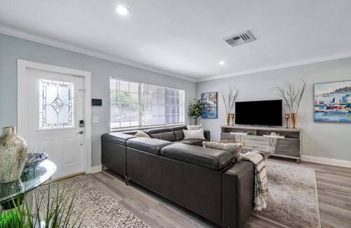 Old Northwood House | Blue Lagoon - Heated Pool, Mins To Wpb Dt
