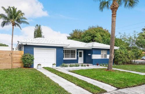 Old Northwood House | Blue Lagoon - Heated Pool, Mins To Wpb Dt