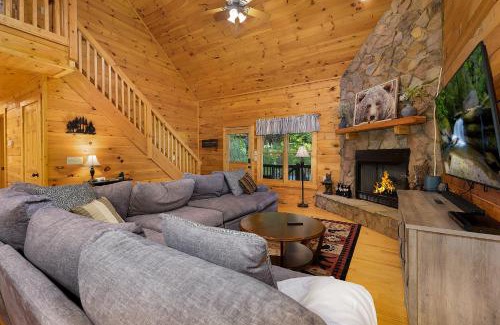 Ellijay House | Blue Line Vista - Private Cabin Ellijay GA - Hot Tub, Game Room, Fire Pit, Private Balcony, Outdoor Dining - Ellijay, GA