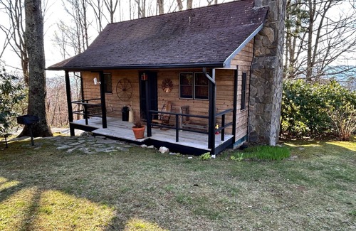 Scaly Mountain Cabin | Blue Moss Cabin | Mountain view | Fireplace | 2 br