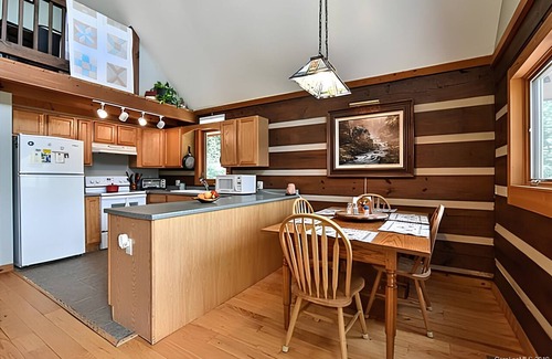 Black Mountain Cabin | Blue Mountain Retreat, private yet close to everything