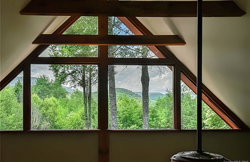 Black Mountain Cabin | Blue Mountain Retreat, private yet close to everything