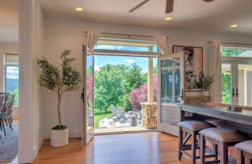 Clyde House | Blue Mountain View by Carolina Mornings | Fire Pit, Hot Tub🚣‍♂️+Biltmore Pass
