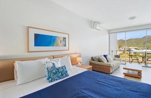 Nelly Bay Hotel | Blue on Blue Studio Room 1322