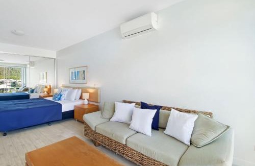 Nelly Bay Hotel | Blue on Blue Studio Room 1322