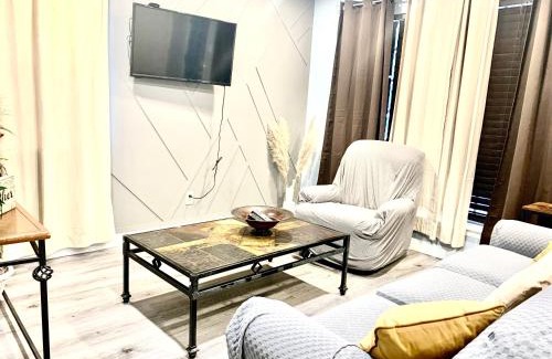 Berclair House | Blue Oval -King bed-2bedrooms 1,5 bath, 4beds, sleeps 5