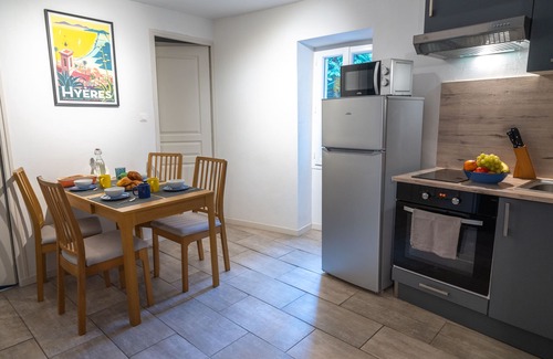 Hyeres City Centre Apartment | Blue Palm Apartment