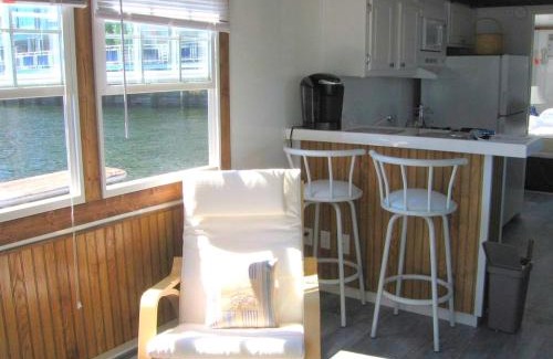 Eagle Hill Boat Rental | Blue Pearl Houseboat in Boston Harbor Wifi, A/C,