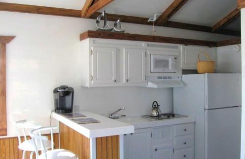 Eagle Hill Boat Rental | Blue Pearl Houseboat in Boston Harbor Wifi, A/C,