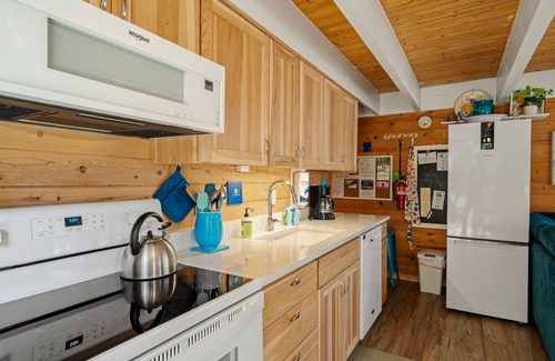 Manzanita House | Blue Pearl MCA#278-Perfect couples retreat. Dogs welcome, 4 blocks to beach