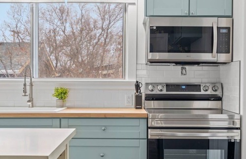 Drumheller House | Blue Raptor I Cozy 3-Bedroom | Huge Private Yard!