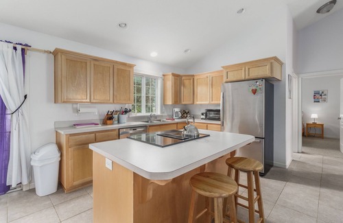 Four Sisters House | Blue Refuge #149 - Cute, affordable, close to beach. WIFI, dog OK.