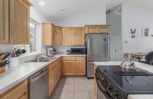 Four Sisters House | Blue Refuge #149 - Cute, affordable, close to beach. WIFI, dog OK.
