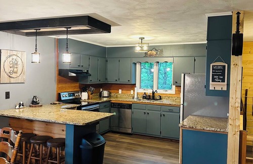 Deep Gap Cabin | Blue Ridge Bear Necessitates Cabin Retreat w/VIEWS!
