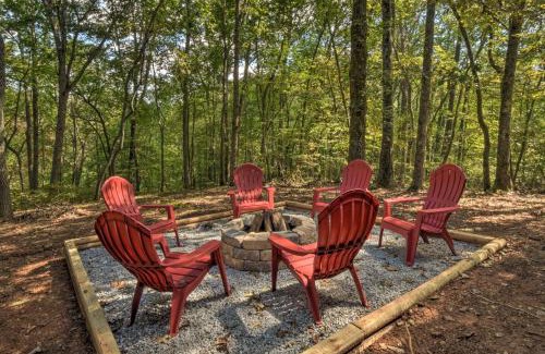 McCaysville House | Blue Ridge Cabin Hot Tub, Fire Pit and Grill!