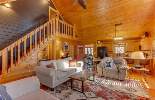 McCaysville House | Blue Ridge Cabin Hot Tub, Fire Pit and Grill!