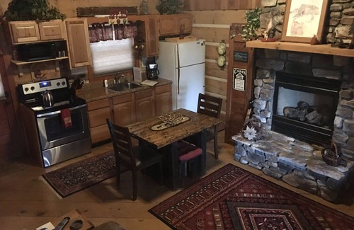 Fleetwood Cabin | Blue Ridge Getaway-Relax on the Front Porch-Wildlife Galore!