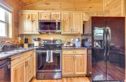 Murphy Cabin | Blue Ridge Mountain Cabin Rental w/Fire Pit!