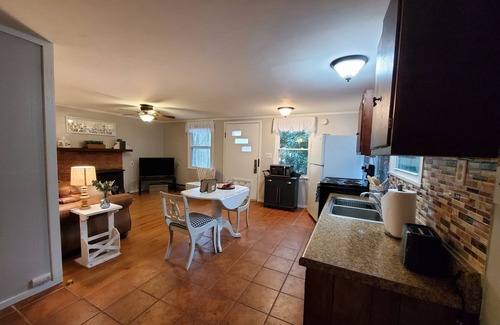 Newland Cottage | Blue Ridge Mountain Cottage~1 minute from Parkway!