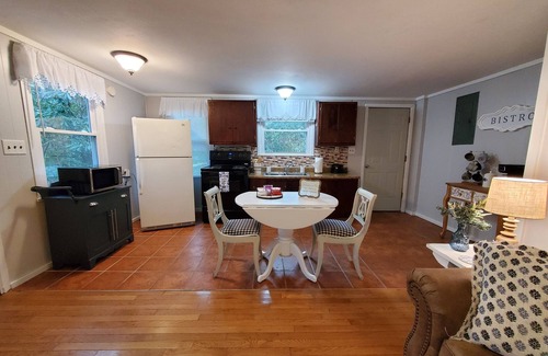 Newland Cottage | Blue Ridge Mountain Cottage~1 minute from Parkway!