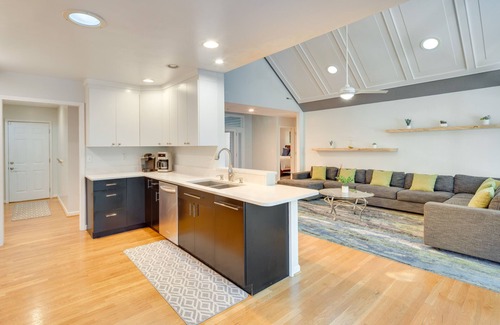 Fletcher House | Blue Ridge Mountain Retreat: Deck & Sunroom!