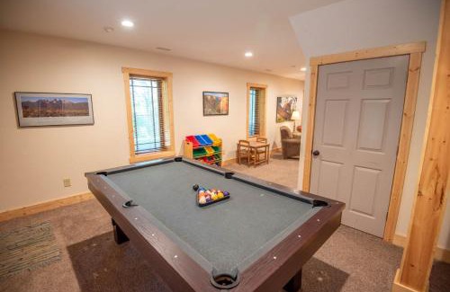 Creston House | Blue Ridge Mountain Retreat - 30 acres to explore & VIEWS, Sleeps 15