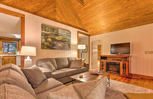 Travelers Rest Cabin | Blue Ridge Mtn Cabin Near Hiking & Biking Trails!