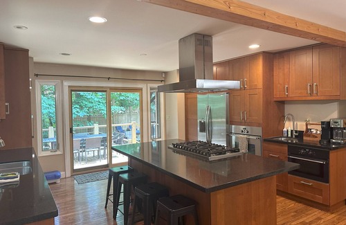 Boone House | Blue Ridge Pkway:Chef kitchen,Fenced YardPlayground,Hottub,5bdrms, 4public rooms