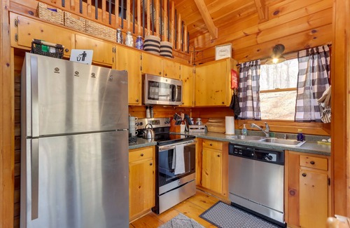 Blue Ridge Cabin | Blue Ridge Retreat w/Hot Tub & Mountain Views!