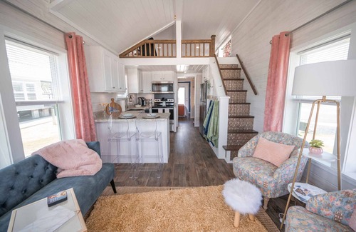 Fredericksburg Cottage | Blue Skies - 041