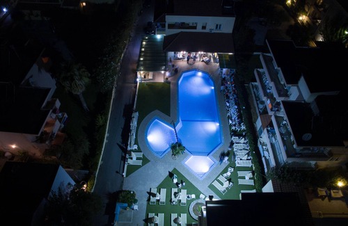 Agia Marina Hotel | Blue Sky Hotel Superior Apartment with garden view & pool