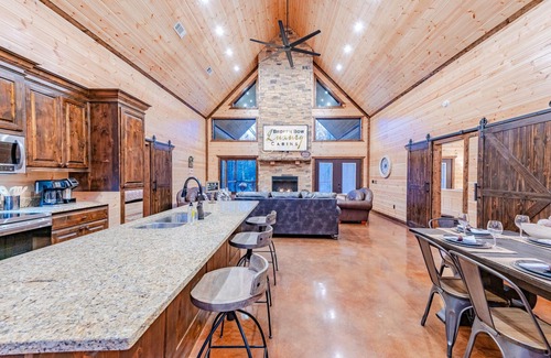 Broken Bow Cabin | Blue Sky Luxury 2-bedroom cabin just a few minutes from State Park