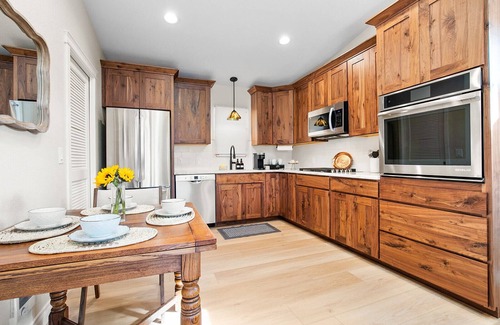 Central Colorado Springs House | Blue Spruce-Close to DT-Hot Tub-Newly Remodeled