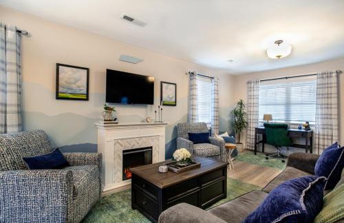 Knoxville House | Blue Valley Inn - Hot Tub & Spacious Play Area!