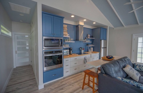 Southmont House | Blue View charming lakeside cottage with large deck and beautiful lake views