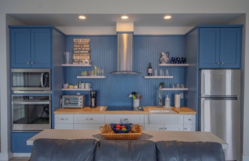 Southmont House | Blue View charming lakeside cottage with large deck and beautiful lake views