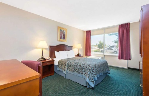 Wichita Hotel | Blue Way Inn & Suites Wichita East-1 King Bed Non Smoking