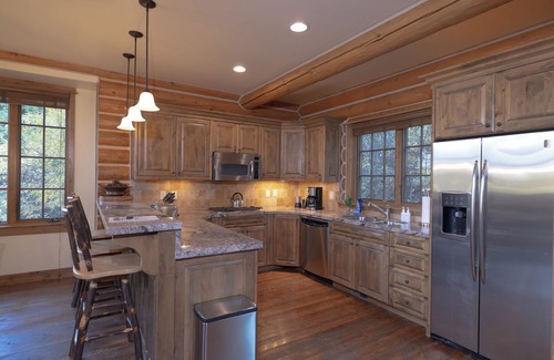 Victor House | Blue Winged Olive Log Cabin Magnificence in Victor, ID w/A/C, Borders Forest
