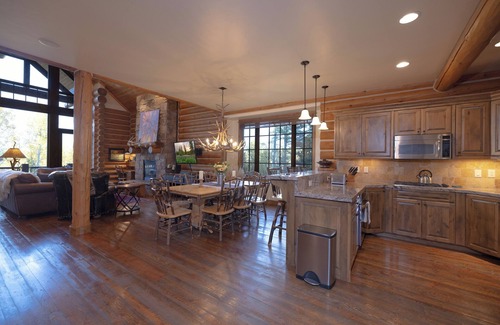 Victor House | Blue Winged Olive Log Cabin Magnificence in Victor, ID w/A/C, Borders Forest